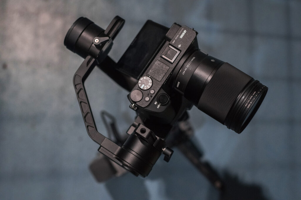 the sigma 30mm f1.4 mounted on a sony a6500 on a gimbal setup bestes Kamera Setup 2022